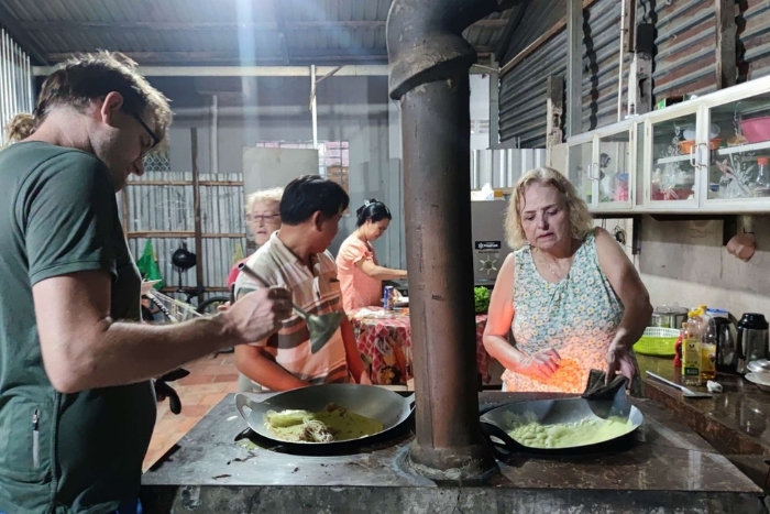 Experience in making bánh xèo in your trip 